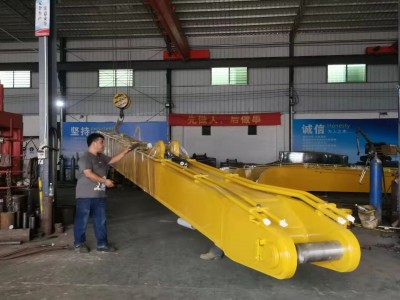 成都厂家供应小松360-18米加长臂打桩臂图2